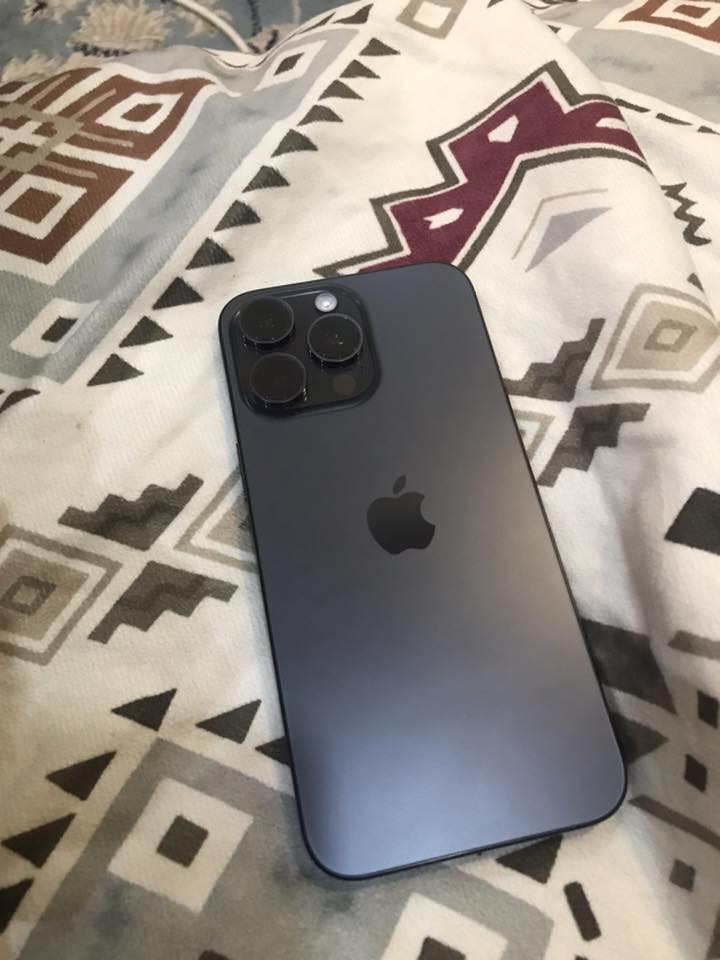 ايفون 15 برو ماكس 256
بطاريه ٩٨  عدد الشحنات  ٢٦٠
ياباني 
كارتونه وياه جهاز كلش نضيف 
لا مفتوح ولا مبدل بيه اي شي ولا مرفع اطيك ضمان وديه وفحصه وين متريد 
 سعره. 1075
مكاني كراده 
الرقم ***********
