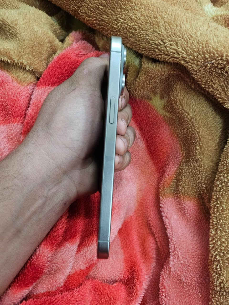 سلام عليكم آيفون 15برو ماكس شرق اوسط جهاز غير داخل بل صيانه ول صوره واضحه شاشه نضافه 100/100 ***********بغداد الاعظميه
