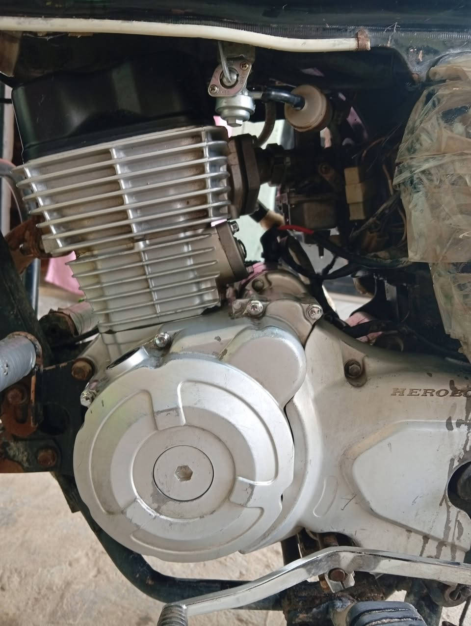 سلام عليكم
دراجه بوكسم 
موديل 19 أوراق اصلي كبل ترقم 
كلها شغاله سلف هندر اشاير يمنه يسره عالي ناصي بك لايت دشبول كامله كلها شغاله مكينتها مفتوحه مره وحده عوزها بس صالنصه طاك الفلتر بس 
مكاني حله ابو خستاوي رقم *********** سعر 800 وبيها مجال لشراي
