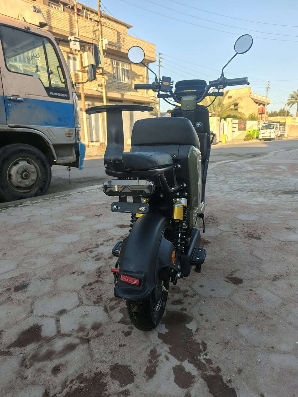 السلام عليكم دراجه شحن ار 9 للبيع فول مواصفات بلوتوث بصمه وسويج وكارت بيها نضام إلى R رجوع خمس بطاريات موديل2026 سرعه ١٠٩ غير حقيقي بيها اربع سرع ماتحصل بهيج سعر 450 وبيها مجال بسيط مرتبه نضيفه العنوان مدائن قرب مستشفى العام ***********
