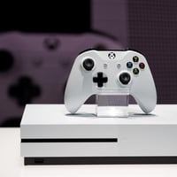 للبيع اكس بوكس ان S الجهاز نضيف شرط ما مفتوح مع يدات 2 مع بطاريات 🪫وشا...