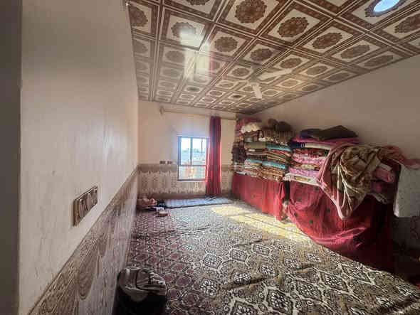 السلام عليكم بيت للبيع ركن طابو زراعي قرب السده قريب على جسر جامعه تكريت المكان صلاح الدين قضاء العلم الحاوي 
 عل تبليط. مباشر المساحه 725 متر شرط التحويل بيت 2 غرفه نوم ربعه هول موزع مطبخ حار بارد حديقه واسعه صحيات خارجيه سقوف كامل بس تجي تكعد مدارس قريبه ومركز صحي وماء وكهرباء ومكان نفه وحلو 
الشراي يتصل لاتعامل بل تعليق رجاء اتصل وتعال شوف وتدلل 
السعر 75 وبي شوي مجال قليل ***********
