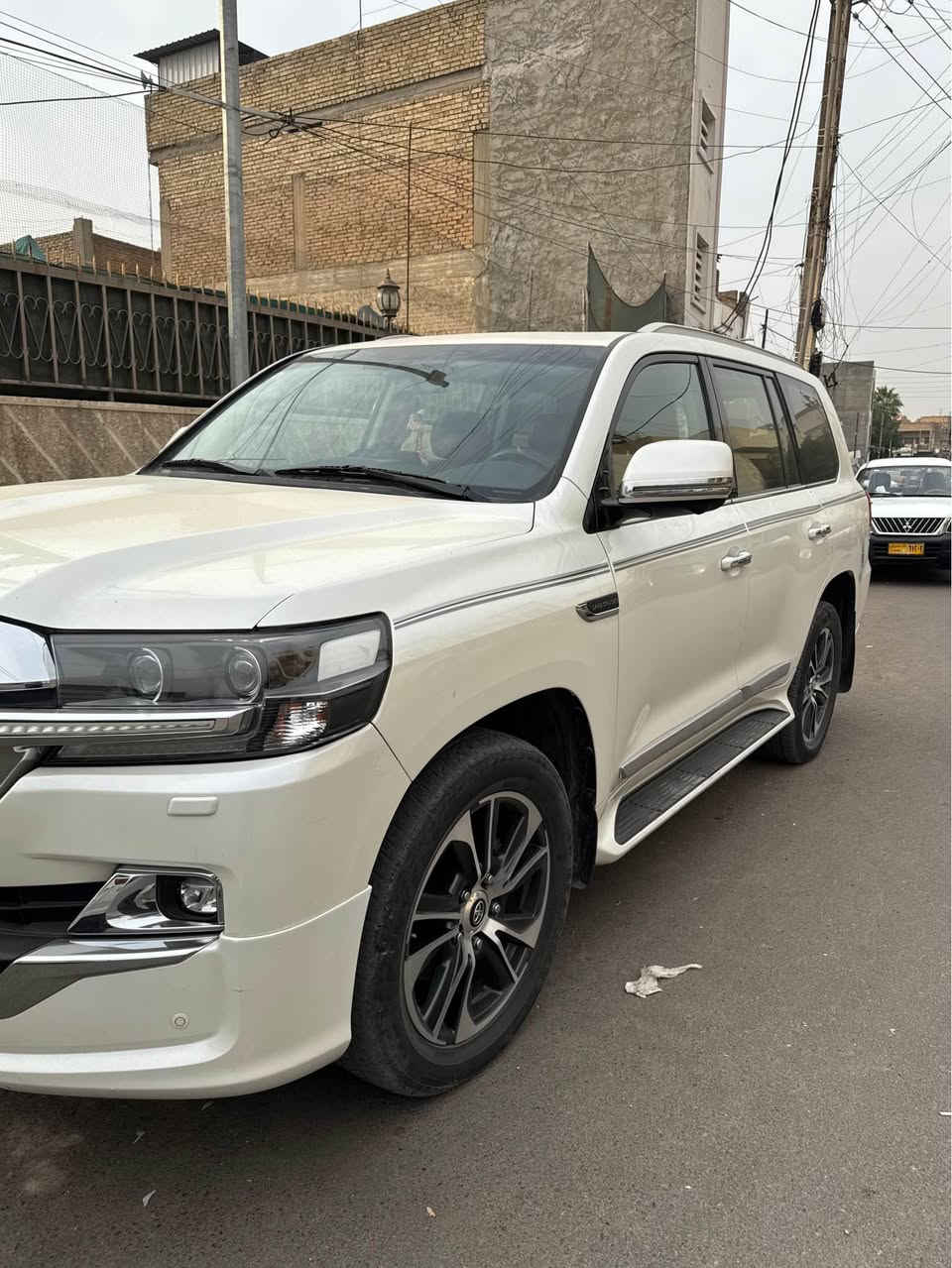 بسم الله السلام عليكم
للبيع لاندكروز موديل 2020 
فول مواصفات بريم اصلي ✅

المواصفات 
1 كشنات كهرباء 
2 داخل قرميد 
3شاشه كبيره 
4 ماشيه 100 الف حقيقي 
5 السياره مكفولة كفالة عامة فقط الصندق مبدل ببلادي
6 شاشه وصطيه مال بريم 
7 اربع كامرات 360
8 تشغيل عن بعد
9 محرك 6 سلندر 
10 صندوق كهرباء 
11 لايت زنون
12 تحكم سرعة
13 بانوراما
14 - 6سلندر
15 مكفولة كفالة عامة من الصبغ والبارد
16 فور ويل
17 مري شفط
18 حساس امامي خلفي
19 تحكم ستيرن 
وبعد بيها مواصفات هواي 

السيارة فول 1/1 

عنوان السياره الكراده 
ما متواجد بلفيس اتصل وبيك خير وتدلل واتساب هم 
موجود 
تحويل مباشر باسمي السياره ✅
السعر 540 ورقه يعني 5 شدات او 40 ورقه
*********** بغداد, العراق
