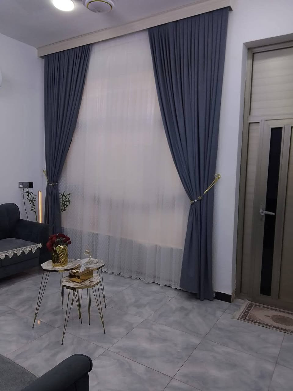 السلام عليكم
دار للبيع الدورة مجمع العدل الاول 
المساحة ٥٠ 
طابقين ونص
٣ غرف نوم 
استقبال ومطبخ كلش نضيف وبسعر مناسب 

للاستفسار 
***********
***********
