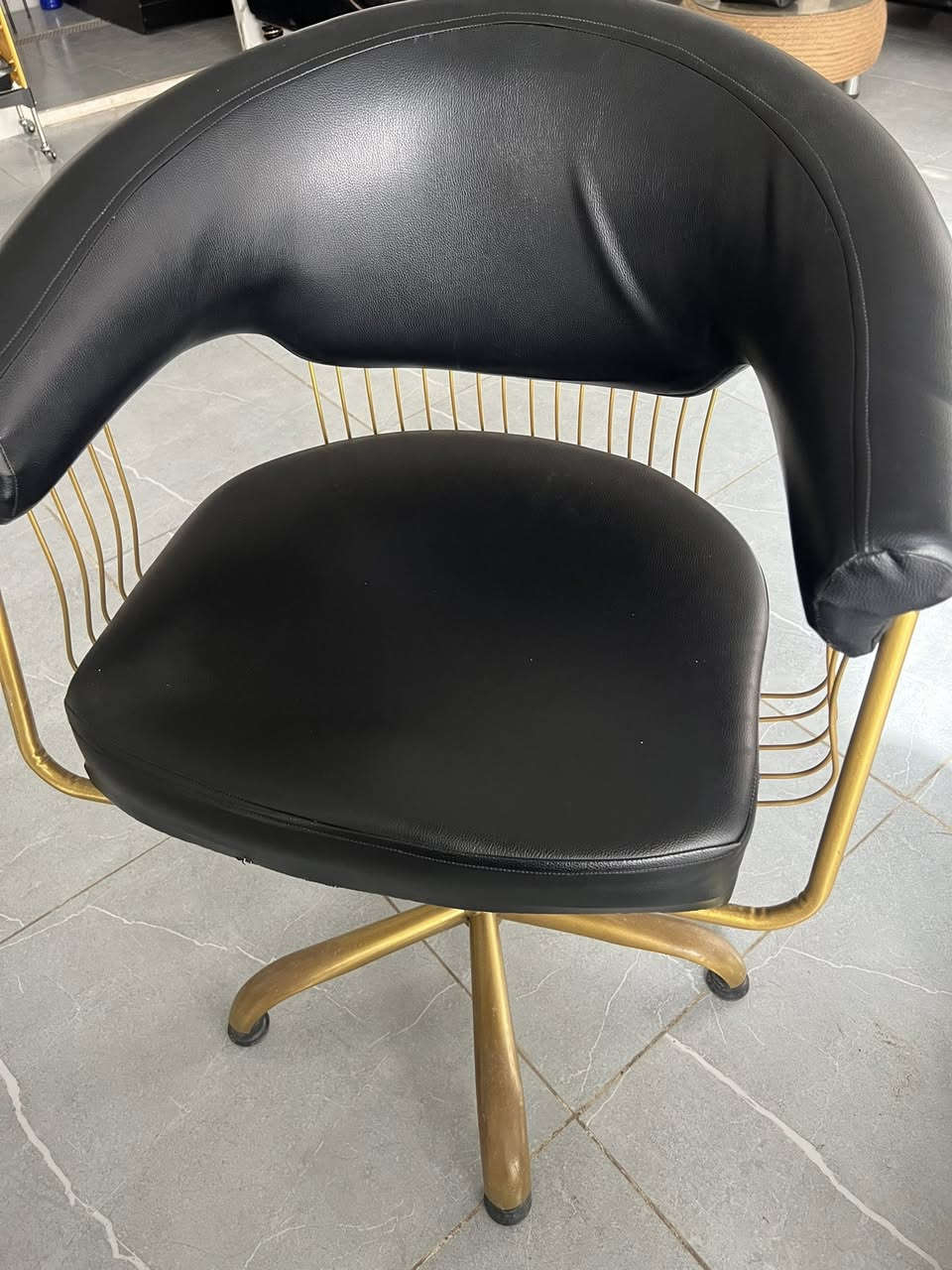 السلام عليكم كراسي  حلاقه للبيع السعر الواحد 300 وبي مجال  اتصال على الرقم ***********
