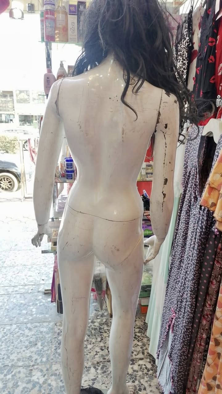 عندي ٦ مانيكان هاي كدامكم بدون فلتر ولا شي
اكو ٣ بيهن قاعدة جام دائرية واكو بدون 
عظم عاج ثقيل مو بلاستك خفيف اخذت الوحدة بورقة وهسه الوحدة ب٥٠ اريدها وفقط يرادلهن صبغ ومكياج ترجع جدد
اخوان ابيعهن شلع مكاني بغداد الدورة ***********
