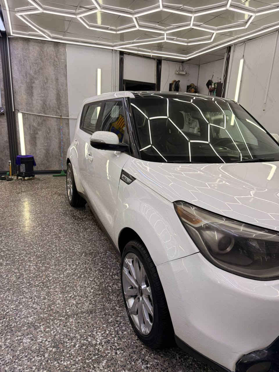 السلام عليكم كيا صول 2015 رقم بفداد تحويل اسمي وارد امريكا حادث جاملغ وبنيد وهنا صار بيه باب ادامه كامله من كلشي كير ومحرك بشرط  مواصفات 
⚫️بنراما 
⚫️بصمه تشغيل 
⚫️ كشنات جلد + تدفى وتبريد 
⚫️ كشن السائق كهرباء 
⚫️ شاشه جبيره تدعم الكار بلي 
⚫️ محرك 2000 
⚫️ فول تحكم ستيرن 
السياره مواصفاتهه كلش قويه السعر 120 ورقه وبيه مجال شي بسيط مكان السياره بغداد *********** بغداد, العراق
