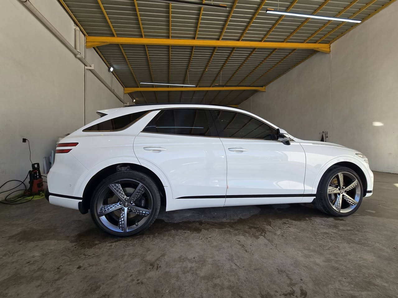 اللهم صلى على محمد وال محمد 

� للبيع – Genesis GV70 سبورت برستيج | موديل 2023
او مراوس 

🔹 4 سلندر
🔹 AWD
🔹 5 ركاب
🔹 فل سبك – أعلى فئة

⭐ المواصفات كاملة:
تشغيل عن بُعد
فتحة سبورت برستيج
مقاعد جلد كهرباء
تبريد مقاعد (قطعتين)
مقاعد حار / بارد
تدفئة مقود القيادة
تدفئة المقاعد الخلفية
مقاعد تدليك
مقعد السائق ميموري
ستيرن كهرباء
شفتات خلف المقود
فل تحكم
هاند بريك بصمة
بصمة تشغيل
بصمة أبواب
شاحن وايرلس
ماوس تحكم بالشاشة
شاشة وسطية + لوحة قيادة رقمية
دعم Apple CarPlay & Android Auto
كاميرا خلفية
كاميرا 360
رادارات 360
مراقبة النقطة العمياء
نظام تحديد المسار
نظام فرملة طوارئ
مانع انزلاق
مثبت سرعة
أوتو هولد
أوتو بارك + ركن السيارة بالتحكم عن بعد
مستشعرات وقوف
6 وسائد هوائية
مراي شفط
صندوق كهرباء شفط
فتحة سقف + بانوراما
إضاءة محيطية
لايتات LED
بك لايت LED
كشافات ضباب
حساس مطر
ستائر خلفية
تحكم تلقائي بالمناخ
إضاءة ترحيب بشعار Genesis عند الاقتراب
اللغة عربية + إنكليزية

📝 ملاحظات:
✔️ السيارة كاملة من كل النواحي
✔️ كل الأنظمة محدّثة
مكان كربلاء 
رقم بغداد باسمي ومميز 
***********

💰 السعر: 32000 مجال بسيط
