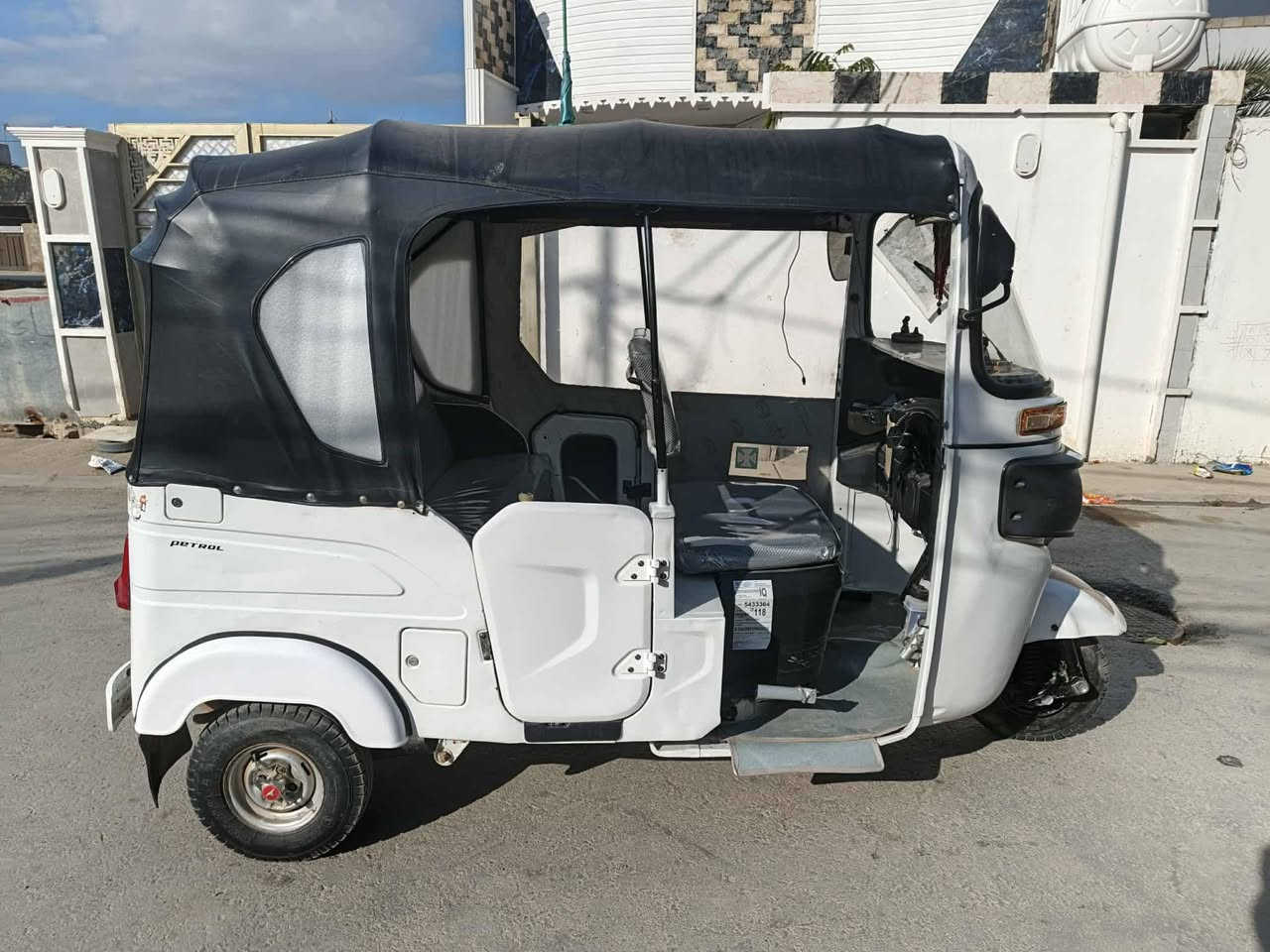 سلام عليكم تكتك مديل 22 شهر 10رقم وسنويه ديالئ عربي تكتك بيه جو بغليت اليمن صبغ تخم  جديد  مسجل كبات كاعيات دوشمه  دوس معمره سعر8000بيه مجال اتصل ودلال رقم *********** مكان ديالئ خان بني سعد
