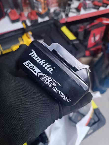 للبيع
بطاري مكيتا أصلي 
واتساب ***********
