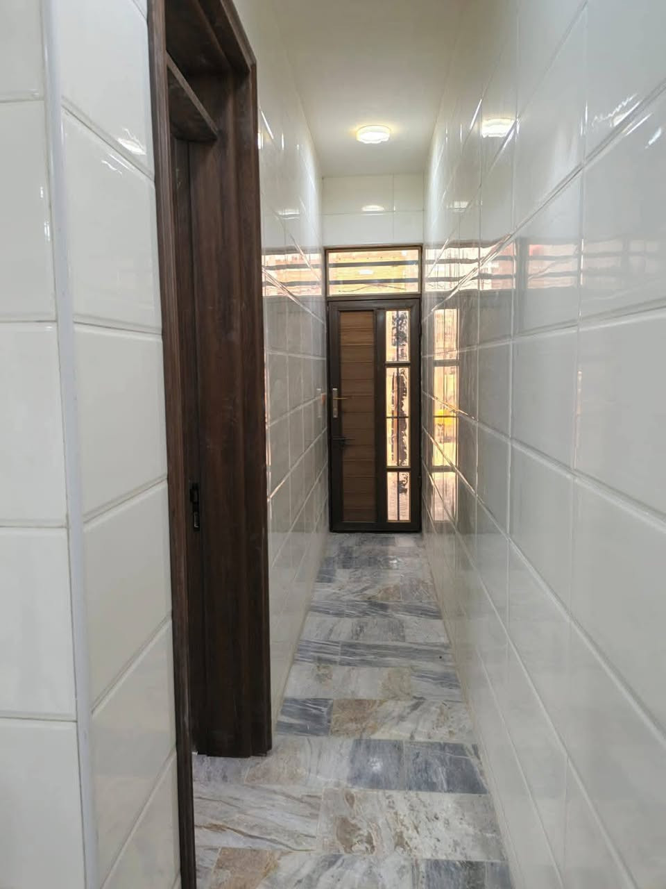 السلام عليكم يتوفر لدا مكتبنا مشتملات للبيع المساحه 100م الواجه 5ونزال 20مدخلين طابقين بناء حديث يحتوي على ثلاث غرف نوم واستقبال وحولي كبير وخدمات فوك وخدمات جوه وخدمات خارجيه وكراج صغير موقع المشتمل الشعب قرب شارع عدن خلف جامع الجهاد بلشارع العريض عرض الشارع 20م ورصيف 8امتار الاستفسار مكتب الشعب للعقار ***********
