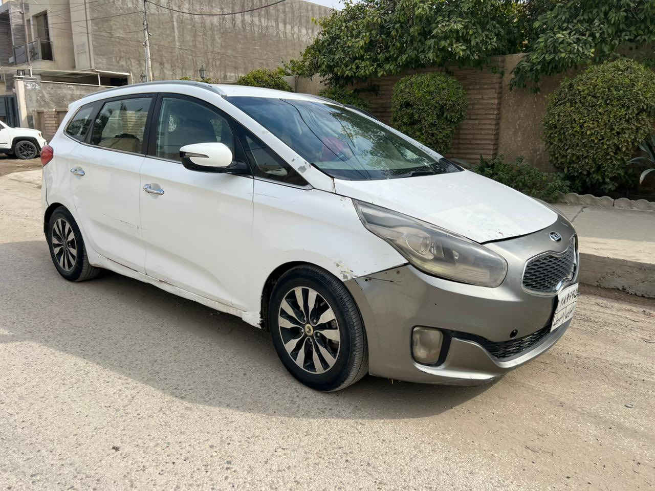 السلام عليكم 
كيا كارنز موديل 14 بيها حادث بجهة الصدر 
سنويتها ساقطه ب اسم كردي رقم الكردي موجود بلسنويه 
حداديه ضعيفه بيها ضرر قليل يعني ترتيب شويه 
بيها طخطخات مثل متشوفون بلصور  
السعر 110 وبيها مجال قليل 
***********
***********
