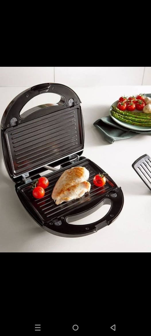 ‏ كابسة صاج كهربائية RAF
درجة اولى من شركة راف الالمانية🇩🇪
RAF Sandwich Maker
كابسة صاج وساندويش من شركة راف العالمية الحجم الصغير بقوة 850 واط، مما يوفر تسخينًا فعالًا وسريعًا لتحضير الساندويشات في بضع دقائق فقط. تضمن الطاقة العالية تحميصًا متساويًا وشاملًا،

✅ تمتاز بـ:   
-أداء عالي و تسخين سريع
-صفائح مغطاة بطبقة مقاومة للإلتصاق    
-ضوئين إشارة لحالة التشغيل والإطفاء 
-تفتح بزاوية 90 درجة مما يمنح الراحة والسهولة اثناء الاستخدام 
- قفل أمان للحماية اثناء التشغيل
- الطاقة: 850 واط.
- الأبعاد: ارتفاع 27 سم، طول 29 سم، عرض 29 سم.
-سهلة التنظيف والاستخدام
-تسخين من الطرفين الاعلى والاسفل
⚠️لا نتعامل مع المناشئ الرديئة اطلاقاً بل نتعامل مع الماركات العالمية وذات الجودة الممتازة
#الاصلي المنشأ الماني 🇩🇪 💯
السعر٢٢ الف 
🚘يوجد خدمة توصيل لجميع محافظات العراق ٤ الاف🚘


**إذا كنت صاحب هذا الإعلان وتريد حذفه لأي سبب، رجاءا أرسل رسالة إلى الدعم الفني**