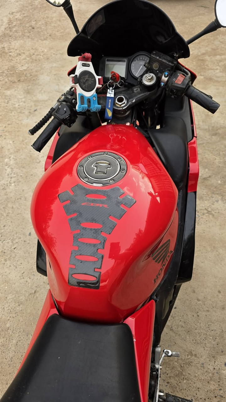 السلام عليكم 
Honda cbr f4i 2004 
مرقم بغداد باسمي هزة جديدة  تحويل ثاني يوم 
بلكات تخم جدد وكذالك نوزلات وتنظيف كامل لغرفة الاحتراق بقشور جوز الهند ، دهن مووتل وماشية ٣٢ الف واستعمال كلش قليل 
من الاخير الدراجة مكفولة كفاله عامة 
السعر المطلوب ٣٥ ورقة قفل


**إذا كنت صاحب هذا الإعلان وتريد حذفه لأي سبب، رجاءا أرسل رسالة إلى الدعم الفني**