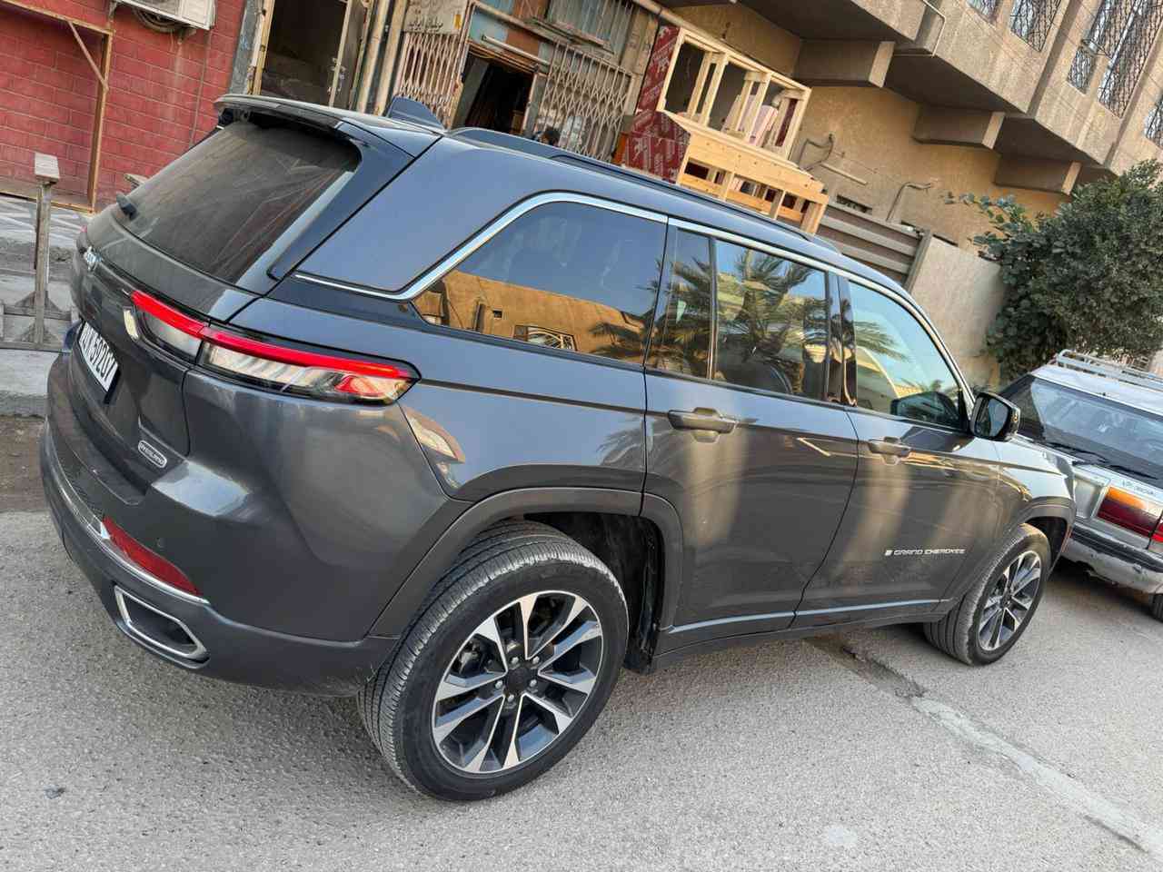 جيب كراند شيروكي L اوفر لاند5راكب  وارد امريكي حادث باب ومبدل نفس الون صور المزاد مرفقه بالمنشور
المواصفات :
* دفع رباعي 4x4 . 
* نظام تعليق هوائي (جكات). 
* قيادة ذاتية عند المنعطفات. 
* رادار امامي مع مانع تصادم . 
* تحذير الخروج عن المسار . 
* مستشعر نوم السائق مع نظام التوقف الآلي 
* تحذير النقطة عمياء ⚠ .
* نظام تحذير عند التقاطعات. 
* نظام تحذير عند تجاوز السرعة المحددة. 

* نظام تقليل الضجيج داخل المقصورة. 
* إنارة محيطية. . 
* تعديل وضعيات مقود السائق كهربائيا. 
* مرايا تعتيم ذاتي. 
* المرايا الجانبية قابلة للطي كهربائيا. 
* نظام الصوت من ماكنتوش مع 19 سماعة. 
* ويل قياس 21 انج .
* سقف بانوراما . 
* شاشه كبيرة 10.1 انج . 
* نظام الخرائط (GPS) .
* عرض خرائط الطريق على لوحة القيادة.
* لوحة القيادة بقياس 12 أنچ. . 
* المصابيح الأمامية زنون .
* كشافات الضباب زنون . 
* دخول ذكي. 
* بصمة على 5 ابواب للدخول الذكي. 
* تشغيل عن بعد .
* الصندوق الخلفيي كهربائي+ مستشعر للقدم .
* فرش المقصورة الداخلية من الجلد الطبيعي الفاخر .
* اضافات من الخشب الطبيعي للمقصورة الداخلية
* ذاكرة لحفظ وضعيات الجلوس للسائق. 
* ذاكرة لحفظ وضعيات الجلوس للراكب.. 
* المقاعد الأمامية كهربائية .
* المقاعد الأمامية تبريد وتدفئة .
* المقاعد الخلفية تبريد وتدفئة .

* انارة داخلية LED متعددة الالوان . 
* حساسات امامية. 
* حساسات خلفية . 
* 5 راكب .
* مكيف خلفي مع وحدة تحكم منفصلة . 
* تدفئة ستيرن
* مانع تصادم خلفي + مانع تصادم امامي .
* بلوتوث تلفون . 
* محدد سرعة . 
* نظام التشغيل والاطفاء الاوتوماتيكي ( Auto Start System ) .
* ⁠السعر 41000$
* نظام بريك اوتماتيكي
* ⁠((***********))
