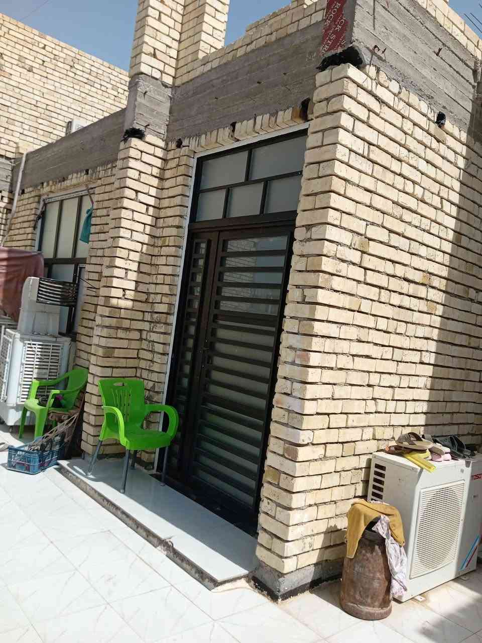 دار للبيع مساحه 360م ركن 3سوارع حي الحوراء قرب الحسينيه عرض الشارع 7م يتكون من طابقين الاول غرفتين وصاله واستقبال وصحيات مجموعتين مطبخين حار وبارد كراج واسع مع حديقه كبيره مساحة البناء 250م للاستفسار ***********
