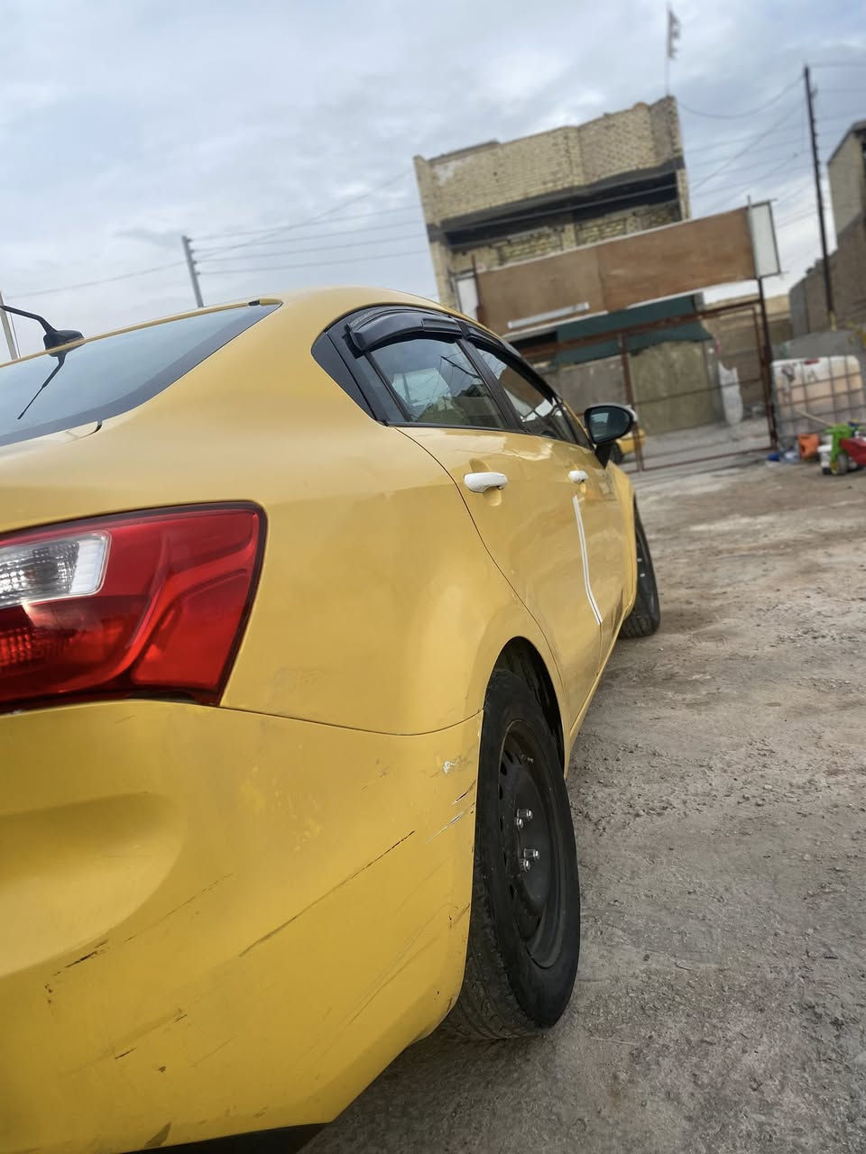 السلام عليكم ريو موديل 2013 مكينه جئ تي اي 1600 مكيه بيها صوت خفيف كير وتبريد خير من الله تخم تاير جديد السياره حلوه ومال بيت رقم بغداد أنكليزي سنويه لحد 2029 حادثه جاملغ ايسر امامي بدون دواخل 
العنوان بغداد الحسينيه الراشديه رقم الهاتف ***********
السعر 65 وبيها مجال
