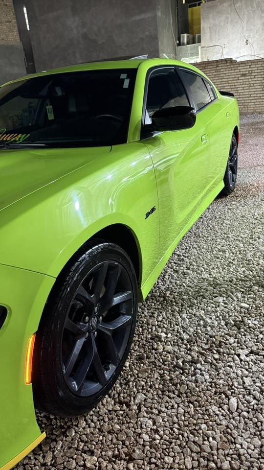 سلام عليكم
للـــبيع 
نـــوع السيــــارة : دوج _ جارجر _RT
المـــــــوديــــــل : 2023 .
لـون الســـــــيارة : تفاحي 🍏 . 
ألمسافة ألمقطوعة .32 الف. 
عدد الاسطوانات : 8 سلندر . 
حجـــم المحــرك : 5700 CC
ألــــــــــــــــــوارد : أمريكي تبديل جاملغ اصلي وصور الحادث مرفقه. بدون ارباك بدون دواخل
رقــــم اللوحـــــة : بغداد بأسمي. 
المـــــــــقاعــــد : جلد شامو
فئـــــة الســـيارة :MAX  RT
ألمواصفــــــــات :معروفة مواصفات الماكس كشنات تدفئة تبريد مري قلاب وي البك رادار جانبي بلمري وامامي اسفل الدعامية ويل 20  كشنات خزن ميموري هواي مواصفات 
الملاحظـــــــات :  ، السيارة جاهزة بحالة جيدة  جدآ 
ألســــــــعـــــــر :310 . 
للأتصـــــــــــــال : _ ***********
والرزق ع الله ☺️
