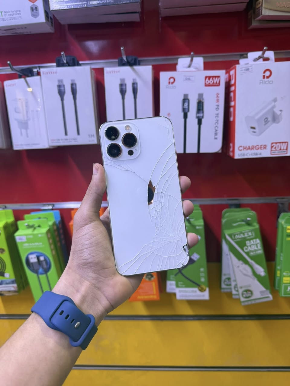 بيعه سريعه
١٣ برو ماكس
٥١٢
بطاريه٧٦
فيس إيدي شغال 
مبدل شاشه كلش حلوه 

سعر ٤١٠ ألف سعر قفل حجز ما احجز 
هـ***********
