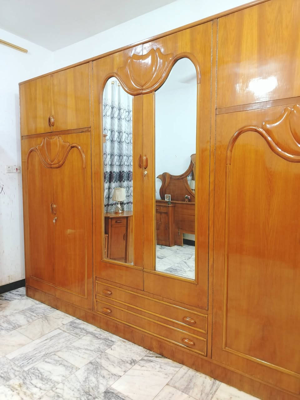 غرفة نوم تسكام صاج داخل وخارج شغل ثقيل ضهر جرجوبه خمسه ملم استعمال قليل مابيها اي ضرر تكمه اخت الجديد مكفوله من الشخط العنوان حلة حي الجزائر ***********.  ***********
