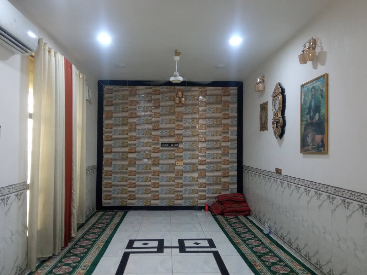 السلام عليكم دار للبيع المساحه 1290 م طابو زراعي سند 25 منطقه العلاك متوفر جميع الخدمات مي اساله كهرباء وطني ومولد مدرسه ابتدائيه ومتوسطه وتبليط لباب البيت يبعد ع الشارع العام 200 متر بنزلت السيد كاظم الناجي السعر 180 وبيه مجال للاستفسار الاتصال ع الرقم *********** اتصال واتساب
