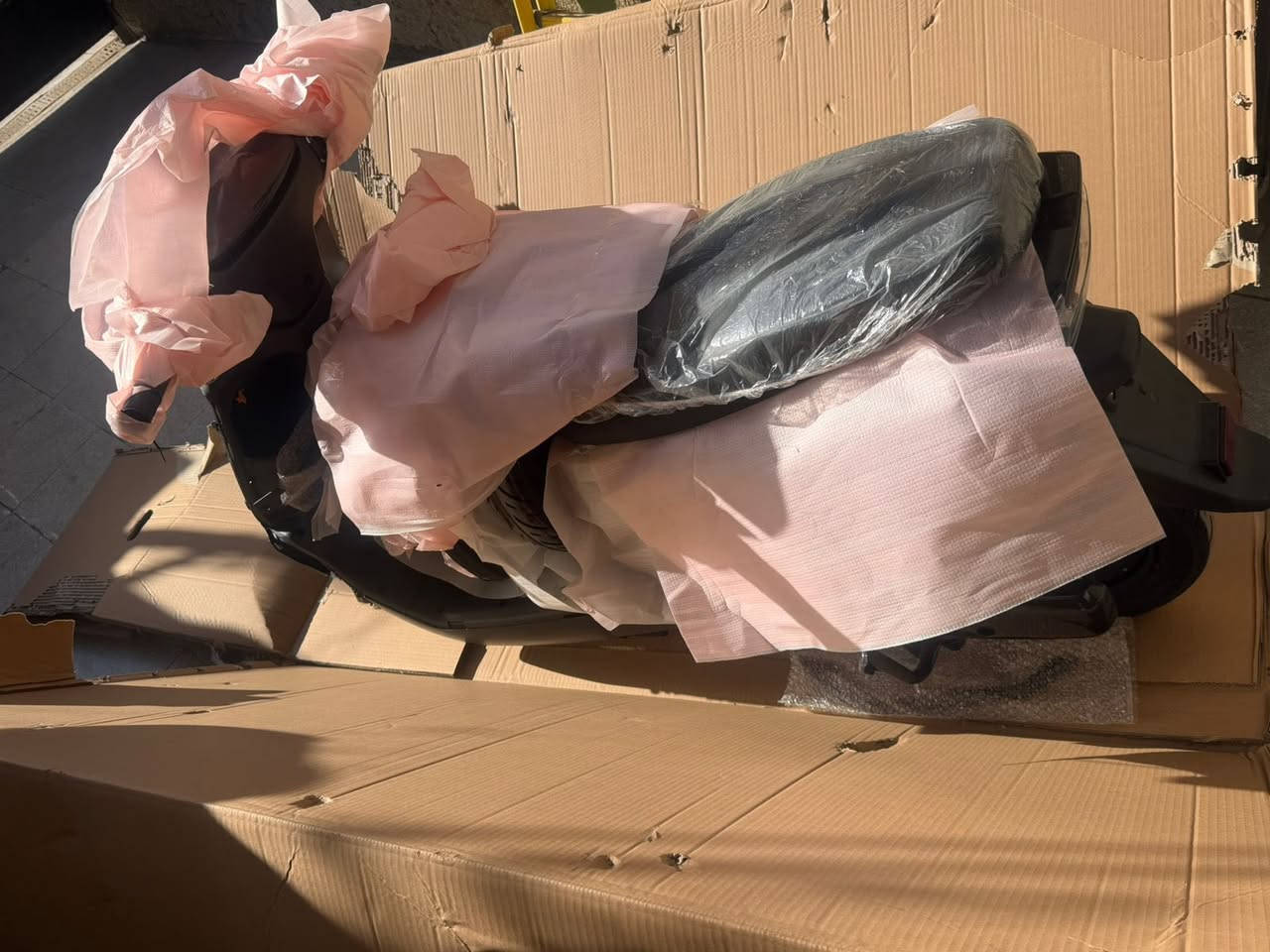 السلام عليكم دراجة جديدة قبل يومين فتحتهة من الكارتون 
بطاريه ليثيوم 
***********
