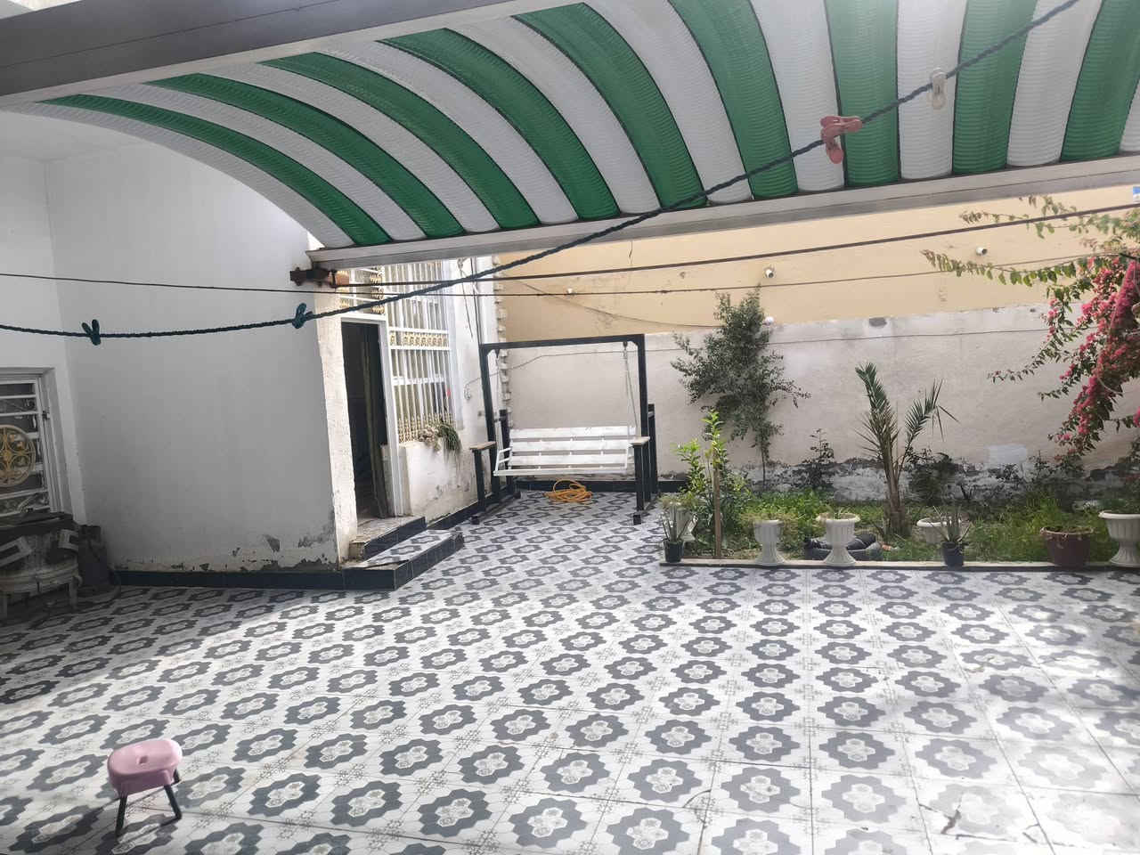 بيت للبيع حي السادة الاميال قرب جامع المصطفى مساحته 300 متر تقريباً يحتوي على استقبال وصاله وثلاث غرف ومطبخ وصحيات خارجيه بناء طابوق وعگاده البيت بمستوى الشارع 
خدمات (الجهد الخدمي) ماء كهرباء مجاري وعلى ابواب اعمال البلديه تبليط أو مقرنص للأستفسار اكثر الاتصال ***********
