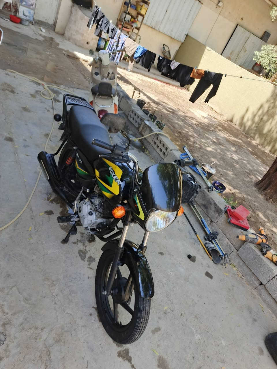 السلام عليكم دراجه بوكسر للبيع اوراق اصولي موديل 19 مكينه مكفوله دراجه خير من الله العنوان كربلاء رقمي ***********
