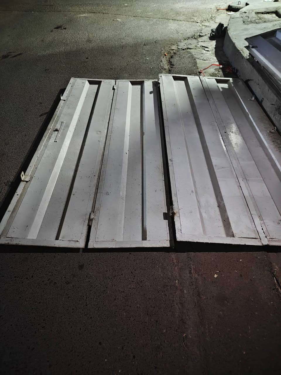 السلام عليكم كبنگ مال محلين عرض كل قطعة50 والعرض الكلي2متر والطول235تقريبا يعني عرض القطعتين 4متر ونضيف ومابي خياس وبدون جرجوبة سعرة400 عنوان شعب التجار رقم***********
