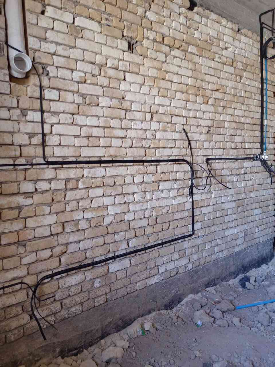 عمل تأسيس كهرباء سيمنز وفق أعلى معايير الدقة والأمان ⚡في هذا الموقع تم استخدام البوري للمغذيات الرئيسية للغرف، وكذلك لمنظومات الكاميرات والستلايت لضمان الحماية والتنظيم وسهولة الصيانة مستقبلاً.

كما تم تنفيذ المغذي الرئيسي من البورد الخارجي إلى لوحة التوزيع الداخلية بواسطة بوري أرضي قياس ٥٠ ملم وبعمق يتجاوز ٦٠ سم لضمان الأمان الكامل وتحمل الأحمال.

الأسلاك المستخدمة: الفنار الحراري الأصلي لضمان الجودة والعمر الطويل.

نحن لا نقدم مجرد شغل كهرباء…نحن ننفذ تأسيس مدروس يضمن الراحة والأمان ويجنب الزبون المشاكل مستقبلاً. ✅

تنفيذ كادر الماستر للتأسيسات الكهربائية وبوردات السيطرةثقتكم مسؤوليتنا… والجودة عنوان شغلنا.

*********** 
واتساب
