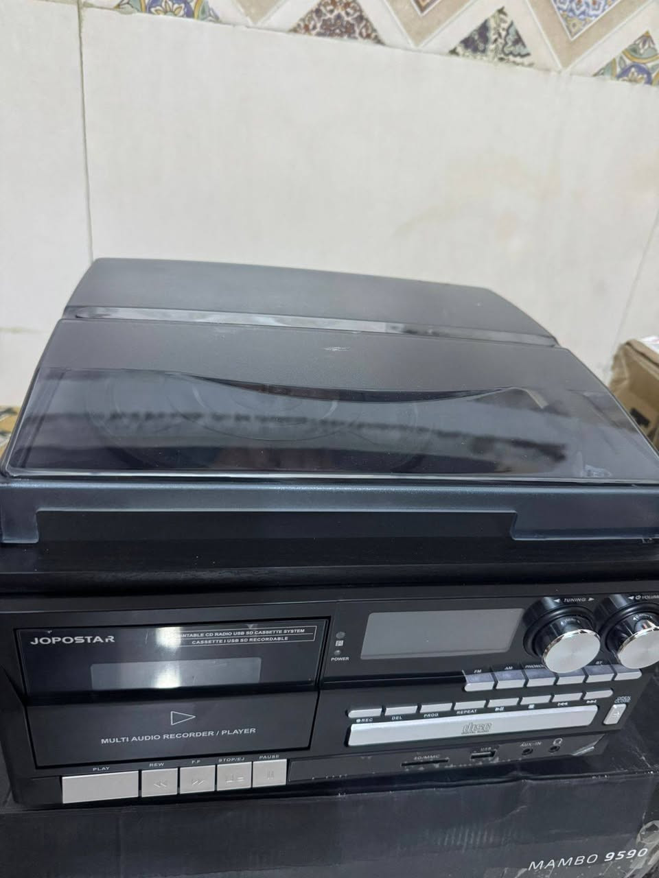 الجهاز هو نظام موسيقي متعدد الاستخدامات يحمل العلامة التجارية Jopostar. 
متعدد الوظائف: يشتمل على مشغل أسطوانات فينيل بثلاث سرعات، ومشغل أقراص مضغوطة (CD)، ومشغل أشرطة كاسيت. 
الاتصال اللاسلكي: يدعم تقنية البلوتوث لتشغيل الموسيقى من الهواتف الذكية أو الأجهزة الأخرى. 
الوسائط الرقمية: يحتوي على منفذ USB وفتحة لبطاقة SD لتشغيل الملفات الرقمية وتسجيل الموسيقى. 
راديو مدمج: يأتي مع موالف راديو AM/FM للاستماع إلى البث المباشر.


**إذا كنت صاحب هذا الإعلان وتريد حذفه لأي سبب، رجاءا أرسل رسالة إلى الدعم الفني**