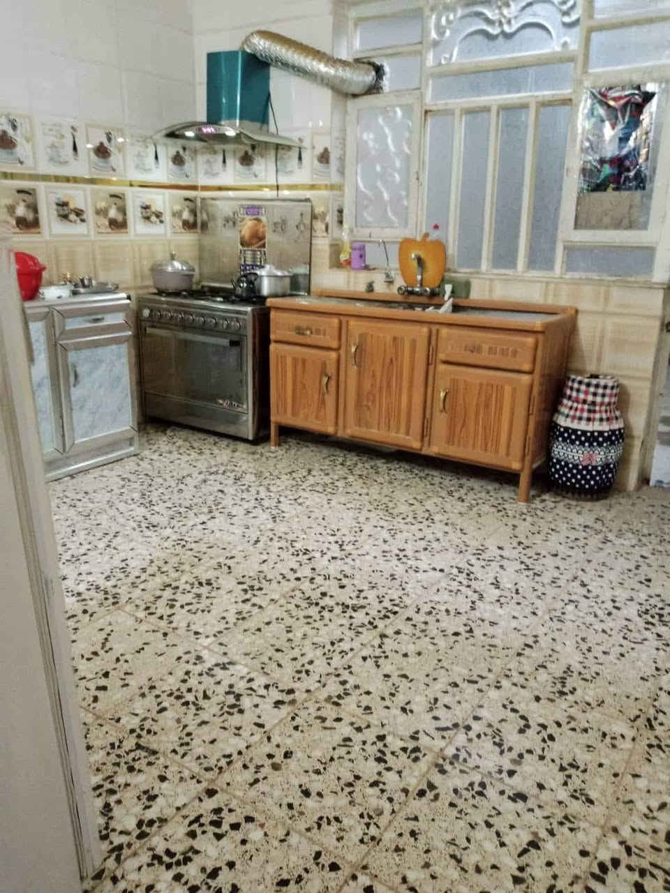 بيت للبيع مساحه ٣٦٥ م طابو زراعي سند ٢٥   حله  نادر ثالثه   مقابل محطة عرفان ميبعد عن شارع رئيسي ٣٠٠مترر
طابق واحد يحتوي على:

غرفتين نوم 5×4

وصاله6×4

ومطبخ3×5

وهول8×4

ومجمع صحيات 3×3

وحديقه كبيره 

وكراج سيارات مساحه ٨٠ متر

للإستفسار اكثر ***********
***********

 السعر ١٢٣ وبي مجال
