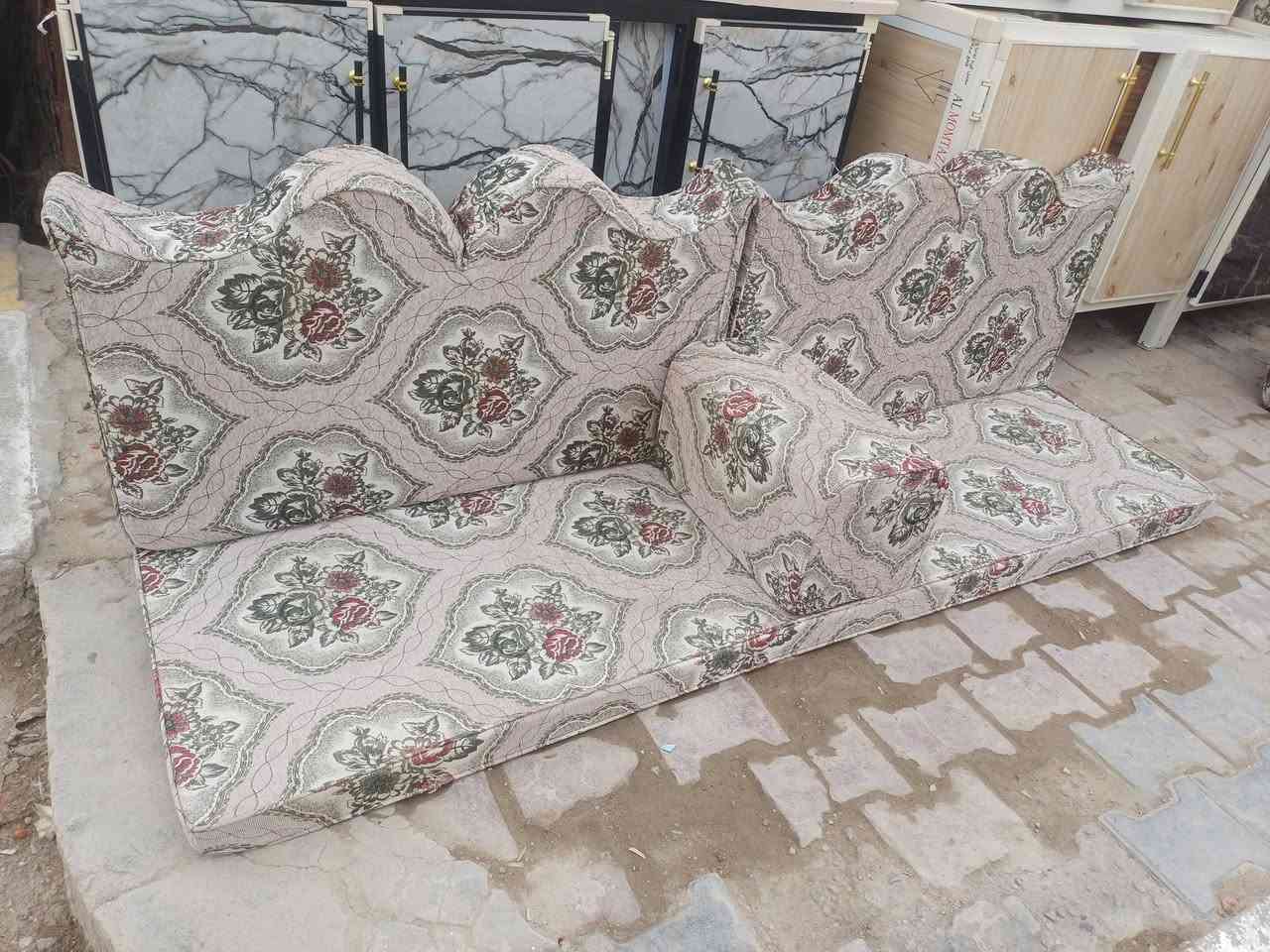 جلسه ونص ملكيه تركي ربل ضغط عالي وجهين سمك دوشك 10 سم تفرش 10 ب 4 تجي 18 ضهر 10 دوشك 10 تكيات 3 زوايه جلسه بعدهي باكيت ستعمال كلش قليل
سعر 650 الف وبيه مجال بصيط 
العنوان الخضر شارع جياشي محلات ال حجي رشيد 😍😍 *********** يوجد خدمت توصيل
