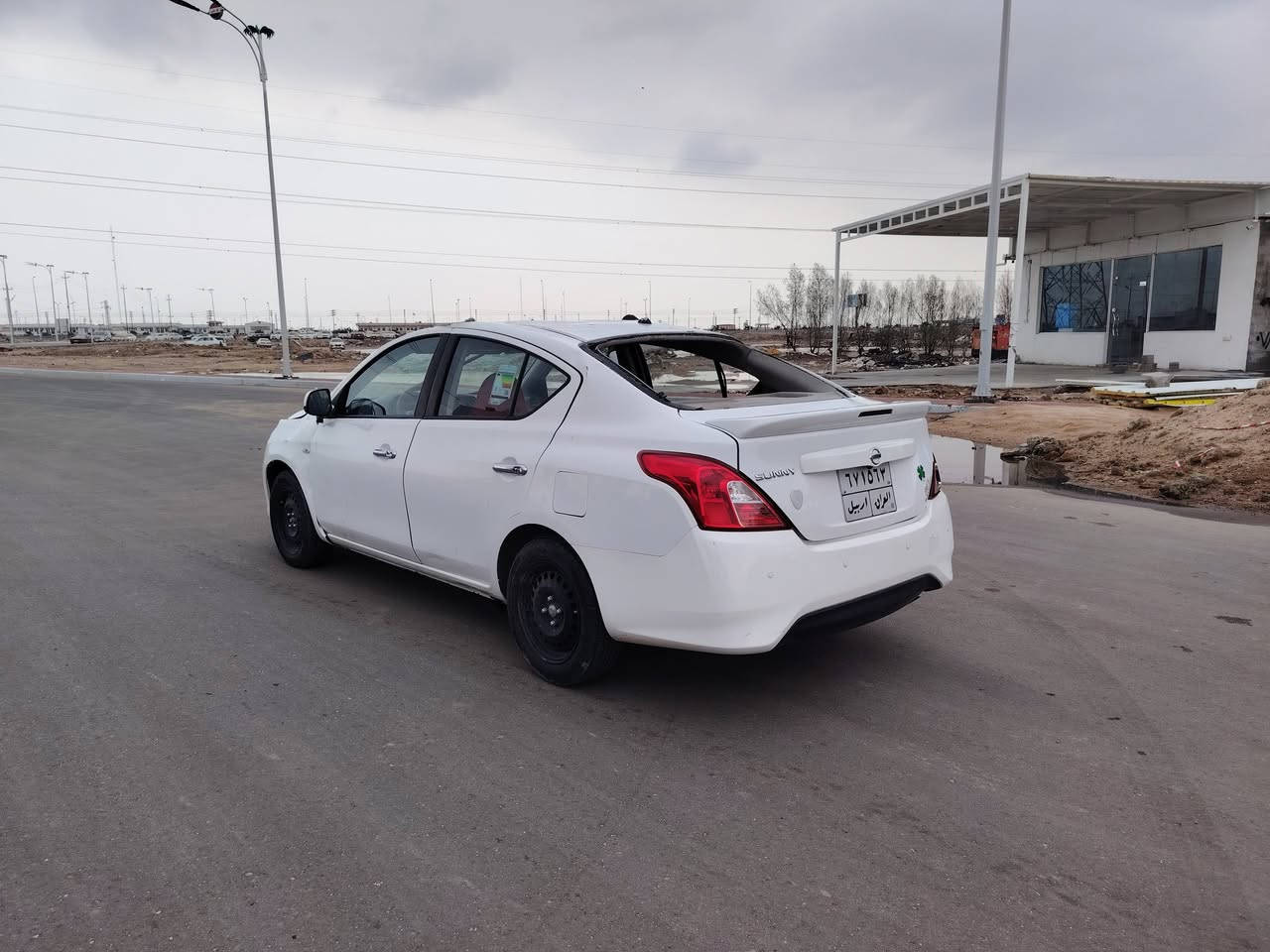 السلام عليكم اخوان للبيع نيسان صني موديل 2021رقم أربيل شرط التحويل اوالوكاله بااسم كردي ماشيه 46 الف فقط السياره كلش جديده كير محرك حداده تبريد داخل كلها على الشركه وشغاله وين تريد اطلع وترايها مال زيرو  للبيع على حادثها الحالي السعر مناسب  وتفاصيل أكثر الاتصال *********** مكانها بغداد الدوره
