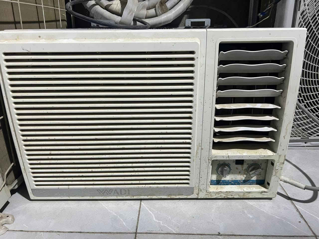 مكيف ٢طن سبلت طن ونص الثنين جدد ستعمال شهر واقل ونفس الشركه واصليات نفتحن ونضمن للبيع ومستعجل اتصال ***********
