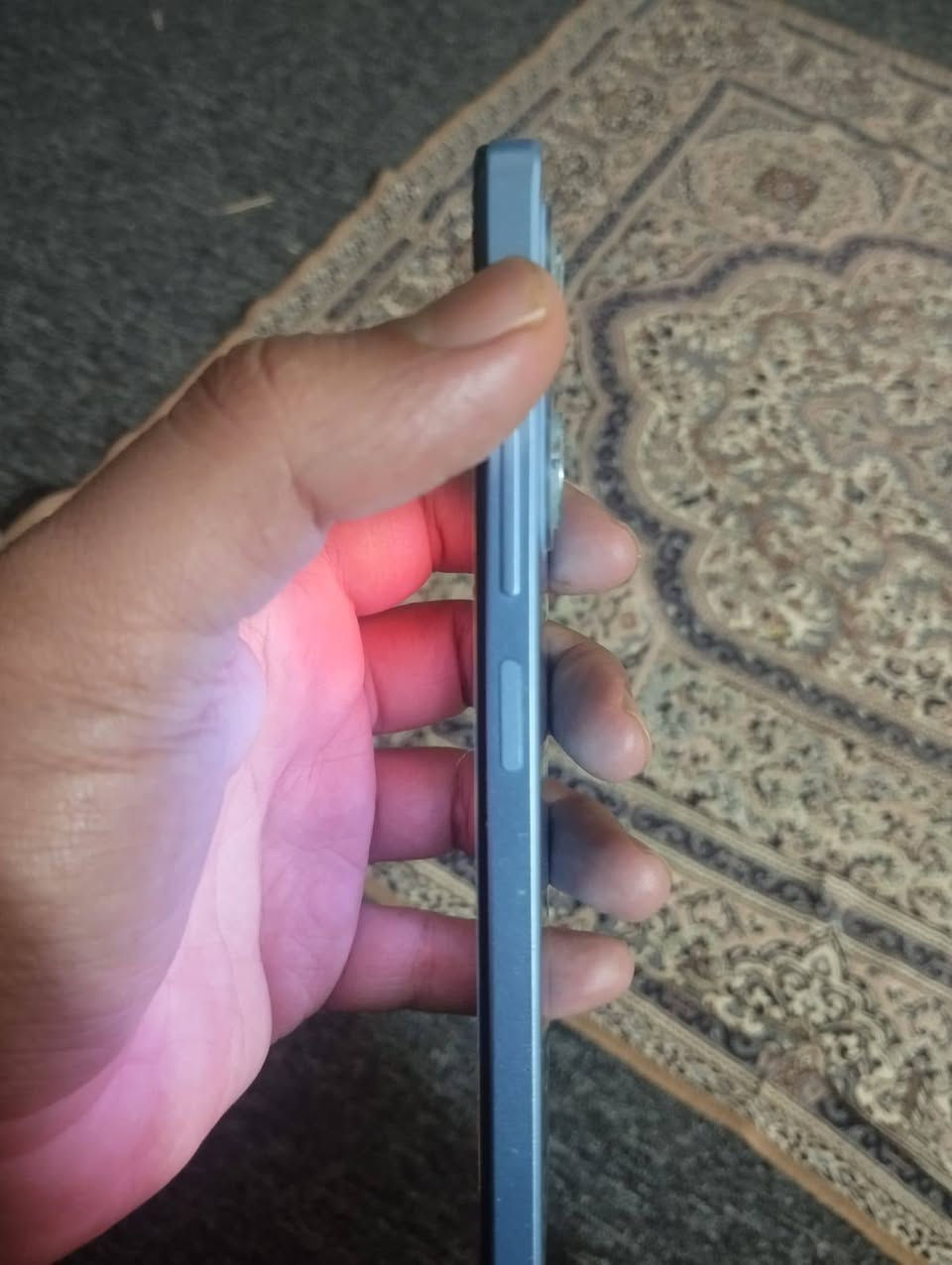هاتف Redmi not 12 pro 
مواصفات 
ذاكره 256GB 
ذاكره عشوائيه 8GB+5 
الضرر 
الضهر مثل ما موضح 
الشاشه مبدله 
السعر 140 الف وبي مجال للشراي 
الرقم : 
***********
او على الخاص
