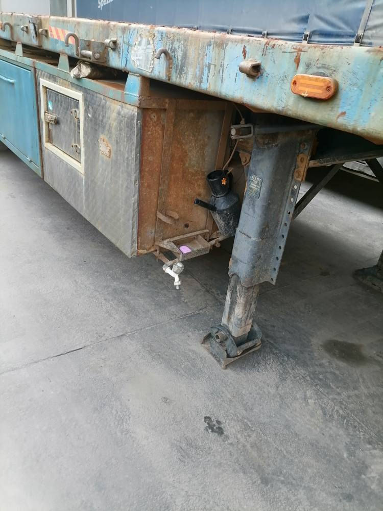 عربانه فلات للبيع تك تاير 4 محاور تخم تاير دنكير رفاع قفاله حاويه بيه عربانه خير من الله جاهزه كبل للشغل السعر اتصل ***********
