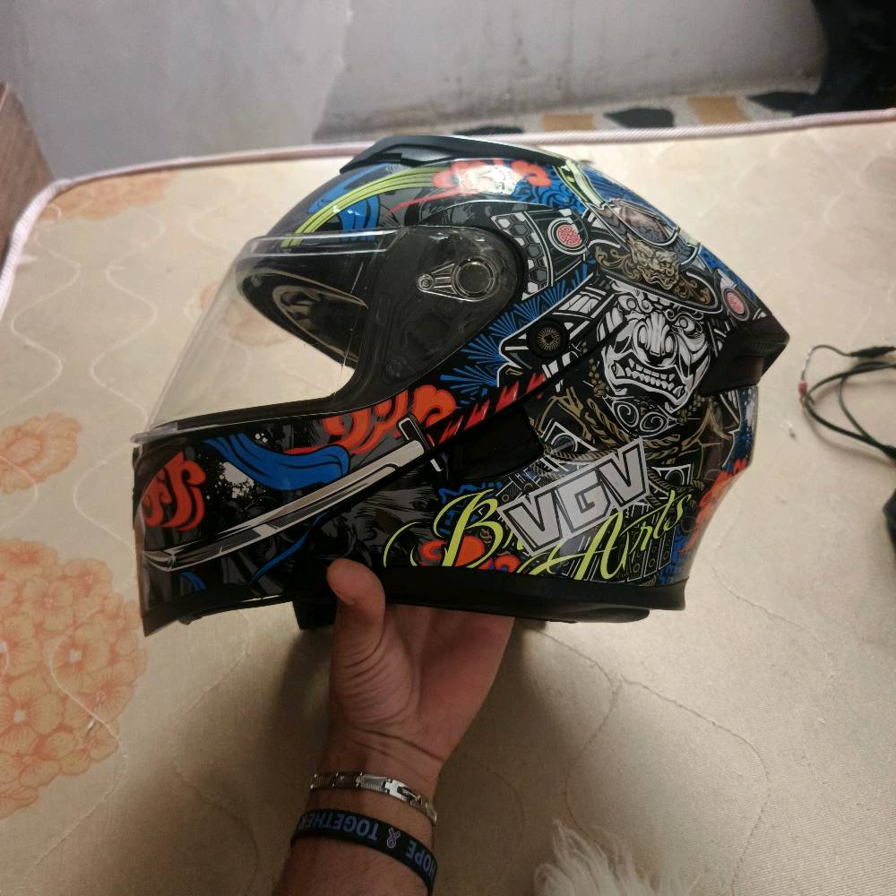 سلام عليكم شبابنه وين جماعت لدلفاري خوذه اصلي مو تجاري اصلي هيه وسماعته كامله وستان مال جهاز يدعم شحن 🔋⚡السريع عله لفحص وصندوك كامل هوه وغراضه سعر وباقي تفاصيل عله وتساب ***********/ 
هذه رقمي ثاني شغال 
***********