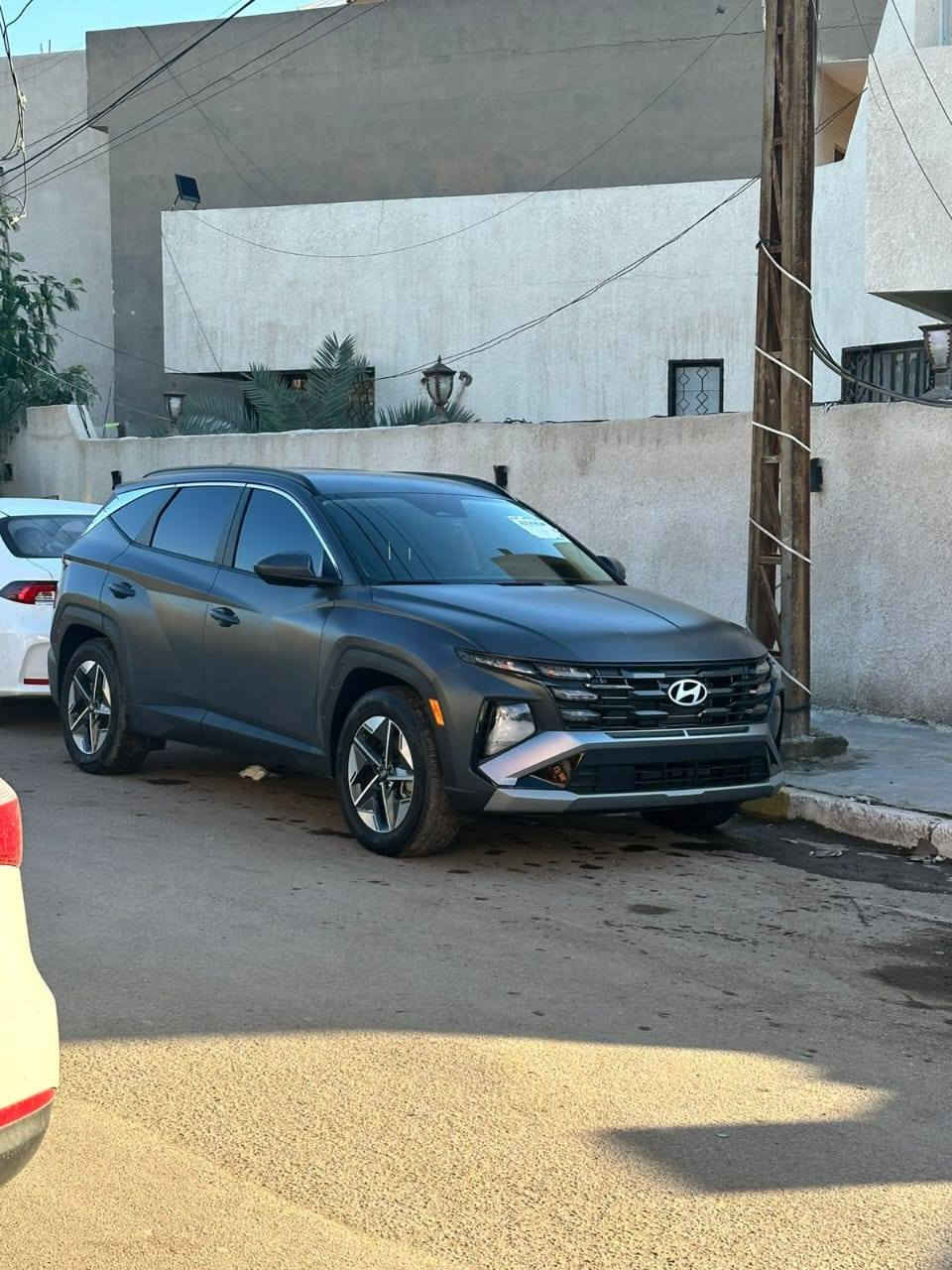 السلام عليكم اخواني الاعزاء...
توسان ٢٠٢٥ وارد امريكي للبيع او المراوس بأقل وحادثها موجود بالصور دخول جديد..

السيارة مواصفات SEL...

بدون رقم ..

السيارة ماشية ٧.٠٠٠ .

صندوق كهرباء يفتح عند التقرب من الصندوق..

شاحن وايرليس..

تحكم استيرن كامل..

مقاعد كهرباء وتدفئة بالكشنات الامامية...

بصمة وهاندبريك دكمة..

رسالة ترحيب عند التقرب من السيارة...

رادار امامي وجانبي وكاميرا خلفية..

شاشة امامية ٢٤ انج..

محرك ٢.٥٠٠..

ويل كب ١٨...

ويعد بيها مواصفات...

السيارة مكانها الدورة شارع ابو طيارة..

السعر ٢٠.٠٠٠ دولار  يعني ٢٠٠

للاتصال او واتساب / ***********
