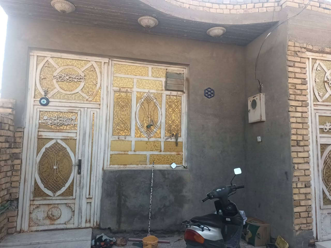 السلام عليكم بيت ٢٠٠ متر زراعي  طابوق صب كونكريت رباط صاقط بناء حديث غرفتين وصاله وديوانيه وصحيات خارجيه وداخليه ومناور ٢ الارضيه كاشي .....قريب الاسكان الصناعي يبعد عن الشارع العام ٨٠ متر فقط كافت الخدمات متوفره سعر مناسب جدا موبايل *********** واتس والخاص مفتوح أيضا
