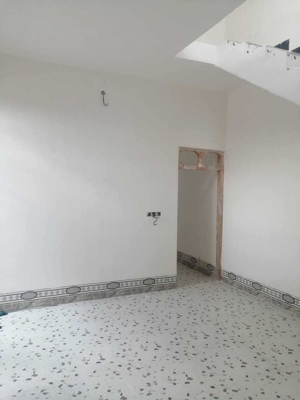 السلام عليكم ورحمة الله
مشتمل 125 م واجهة 6.25 &20

شارع 10 متر قريب من تجاري

خدمات ماء و كهرباء ..نت.. مولد 

عقد زراعي بيه معاملة طابو

بناء بلوك 2024 كامل عدا الواجهية

قرية المختار قرب جامع الخناجرة

السعر 40 وبيه مجال 

للتواصل ***********
