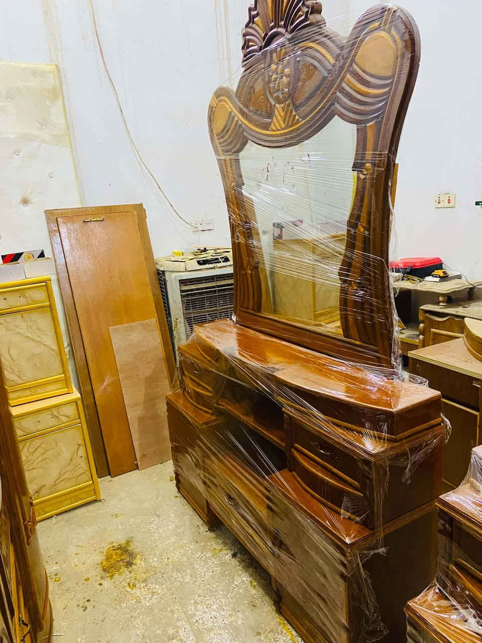 غرفة نوم عراقي مستخدم اخو الجديد وباسعار مناسبة شغل درجة اولى مرتب ضهر جرجوبة توصا  احطاطة صاج خارج 
السعر 850 وبيها مجال للطيبين 
رقم الهاتف ***********
