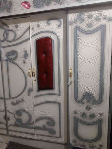 سلام عليكم غرفة للبيع مكاني نجف حي الثورة سعره 250 وبيه مجال رقم واتساب ***********
