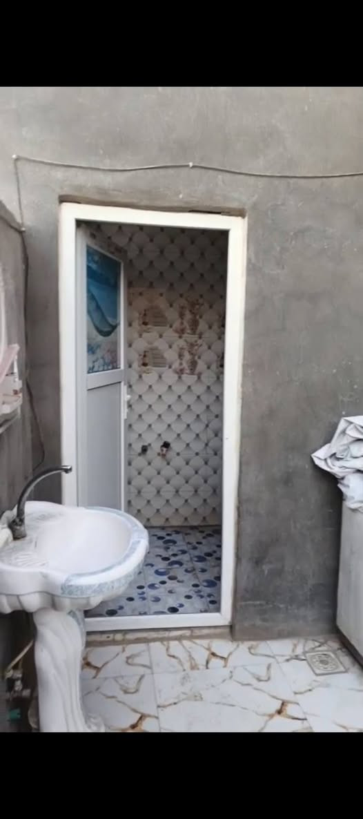 بيت للبيع طابو زراعي إقرار محكمه مشمول بالتطويب (( عالتبلط مباشره )) 
مساحته مئه متر + هيكل بصفه مئه متر سعر البيت (( ٤٢ )) مليون بي مجال والهيكل فقط غرفه سعره (( ٢٠ )) مليون بي مجال // البيت موقعه كوفه طريق متنزه جنات الكوفه وتطلع كبل // البيت بناء طابوق بناء، درجه أولى صب الأساس والسقف صب  كونكريت يتكون من غرفه واستقبال وصاله وصحيات ومطبخ السطح مطبك وكامل ((مكلف بالنشر)) للاستفسار الاتصال على الرقم (( ***********  ))   صاحب الدار النجف, العراق
