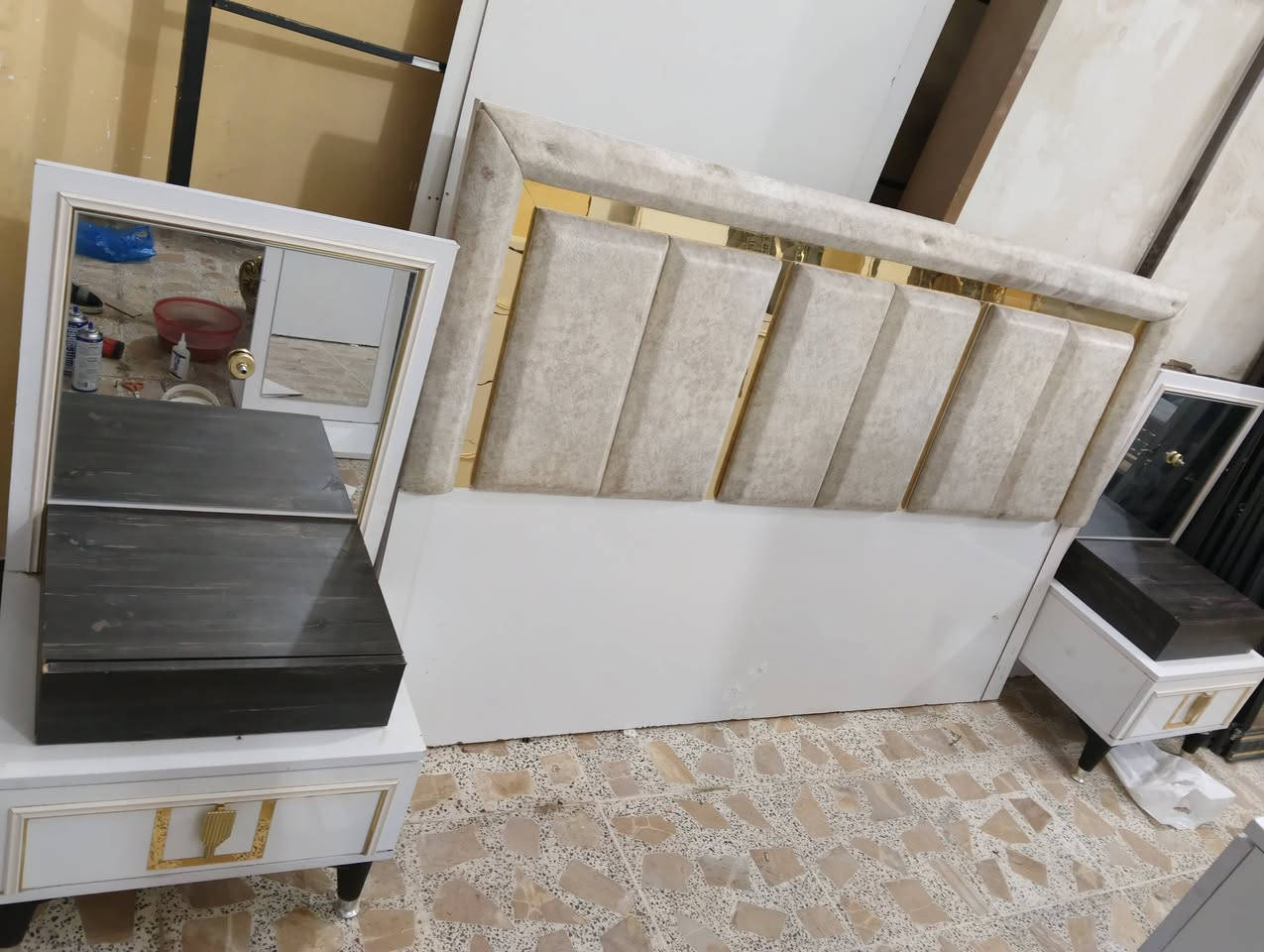 غرفة تركيه نضيفه كنتور ابواب وبيه كنتور إضافي ماطفل وصبغ حراري 9قطع السعر 575 وبيه  اتصل علا الرقم /***********/*********** مكان فلوجه
