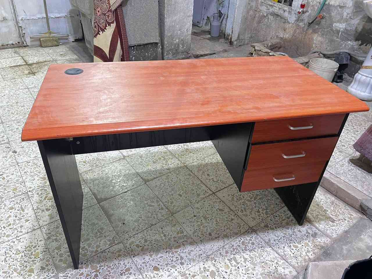 السلام عليكم ميز مكتب جديد للبيع
للاستفسار الاتصال ع الرقم+964 773 139 5385
