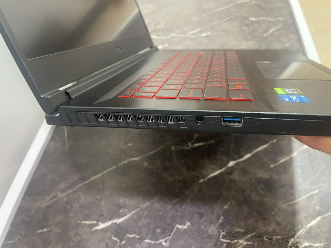 السلام عليكم.. 
للبيع لابتوب قيمنق (MSI Gaming) مستعمل، الجهاز نظيف كلش وبحالة ممتازة وجاهز للاستخدام والألعاب والدراسة.
المواصفات الكاملة للجهاز:
 المعالج: Intel Core i5 (الجيل الحادي عشر)
 كرت الشاشة: NVIDIA GeForce RTX 3050 بمساحة 4G
 الذاكرة العشوائية (الرام): 16GB DDR4 (سلاسة تامة بالالعاب والبرامج)
 الهارد (مساحة التخزين): 512GB NVMe M.2 SSD (سريع جداً بالإقلاع والتحميل)
 الشاشة: بتردد 144Hz (مثالية جداً لألعاب الشوتر والحركة السريعة)
حالة الجهاز: نظيف جداً وشغال 100% بدون أي مشاكل أو عيوب، والفحص مباشر عند الشراء.
السعر: 850,000 دينار عراقي (وبي مجال بسيط للشراي)
للاستفسار: ***********
