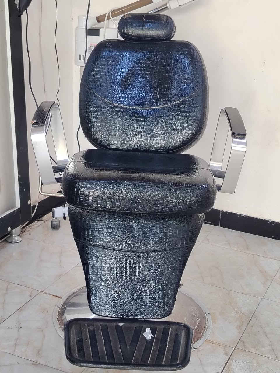 كرسي حلاقه للبيع
العنوان حله وردي
السعر ١٠٠ الف
***********
