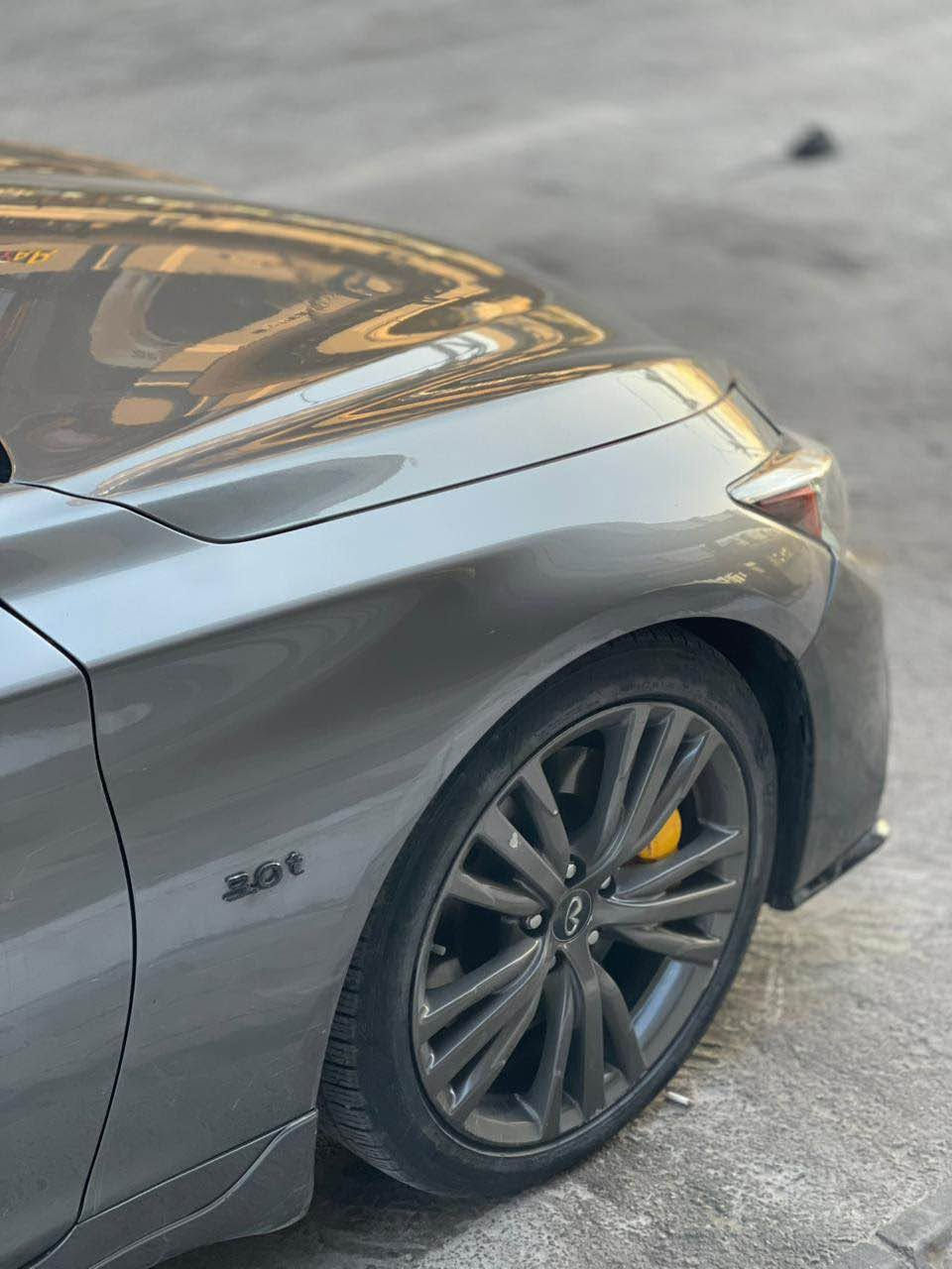 للبيع إنفينيتي Q50 فئة S (Sport) موديل 2018، وارد أمريكي.

• المحرك: 6 سلندر سعة 3.0 لتر Twin Turbo، محرك جبار يجمع بين القوة والاقتصادية.
• نظام التبريد (Upgraded): تم تنصيب Intercooler بحجم أكبر مع إضافات تبريد خاصة للـ Gear & Turbo، لضمان استقرار حرارة المحرك والناقل حتى في أقسى الظروف (مثالية لجونا).
• الفرامل: نظام كبح Akebono الأصلي (4 مكابس أمامية)، أداء رياضي بحت يتفوق على الأنظمة العادية.
نظافة البدن (الصبغ):
• السيارة وارد أمريكي، حادثها بسيط جداً (جاملغ أمامي فقط).
• تم تبديل الجاملغ بقطعة أصلية نفس اللون (بدون صبغ)، البدي بحالة الوكالة 
الصيانة والإدامة (جاهزية تامة):
السيارة مسويلها إدامة شاملة "تصفية لاخر حبة" وتشمل:
• منظومة الوقود: تنظيف نوزلات وإدامة الثروتلات.
• الاحتراق: بلكات أصلية جديدة مع فحص وإدامة المجاول.
• المحرك: إدامة الـ "ولف" (Valve) لضمان أعلى كفاءة احتراق وهدوء بالمحرك.
• السيارة صافية 100%، بدون أي لايتات تحذيرية أو مشاكل ميكانيكية.
المواصفات الداخلية والجمالية:
• كراسي جلد رياضية (Sport Seats) مع تحكم كهربائي.
• شاشات لمس مزدوجة ونظام ملاحة.
• حساسات أمامية وخلفية مع كاميرا.
• فتحة سقف، بصمة تشغيل، ونظام صوتي مميز.
السيارة للمشتري اللي يدور "نظافة وأداء"، ماشية [30.000] ميل.
السعر: [165]
للتواصل والاستفسار: [***********] بغداد, العراق
