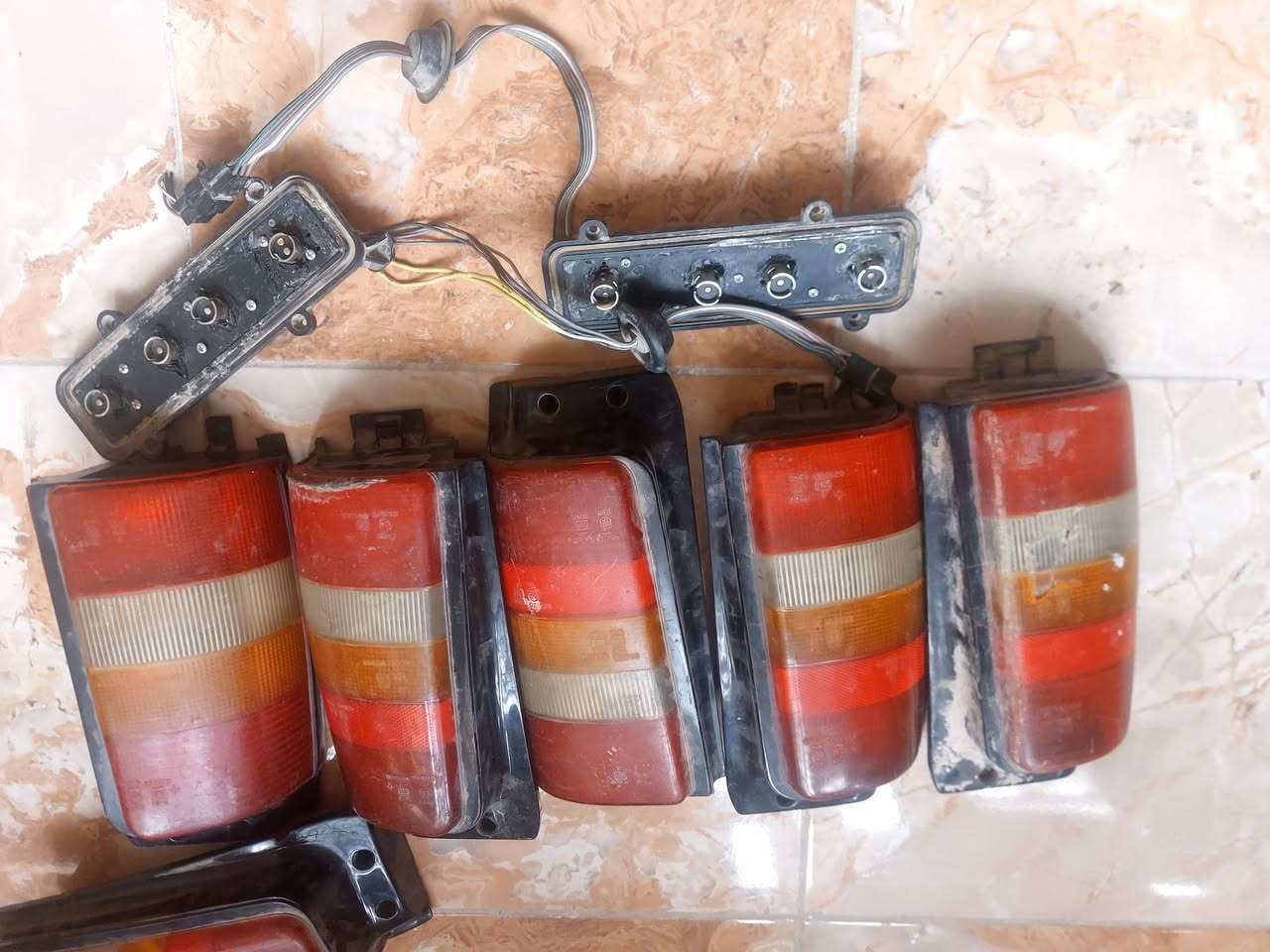 السلام عليكم.  بك لايت لسيارات كلايزر7راكب موديلات 91_95  السعر القطعة بدون قواعد كلوبات 20الف  والقواعد 20الف كما يوجد لدينا توصيل لجميع المحافظات وتساب او اتصال ***********
